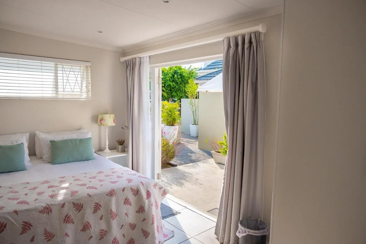 Conifer Beach House Port Elizabeth 4*,